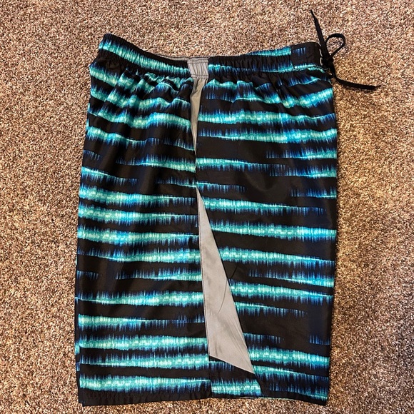 Nike Men’s XXL Swim Trunks, has a smalll flaw under the drawstring - Picture 3 of 13